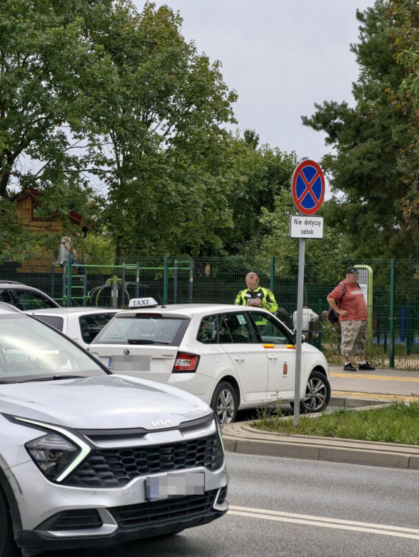 8-latek na hulajnodze potrącony przy szkole. Wjechała w niego Skoda. Kierowca miał jeździć "na aplikację"