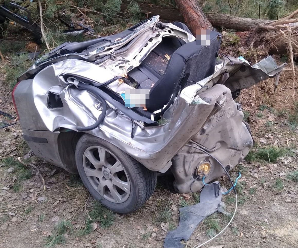 Skoda rozpadła się na dwie części. 20-latek w ciężkim stanie