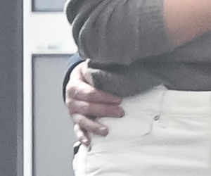 Marcin Mroczek z dziewczyną w cukierni