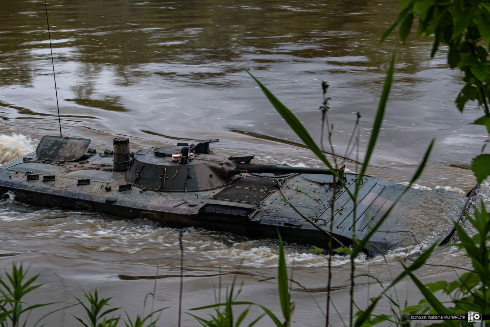 Gąsienicowy transporter pływający PTS-M oraz BWP-1