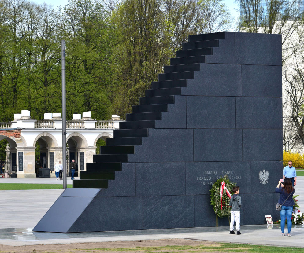 Wbiegł na pomnik smoleński, dostanie odszkodowanie. Warszawski sąd wydał wyrok