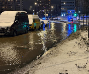 Kilkanaście awarii wodociągowych w Nowy Rok w Warszawie, zalane ulice. Kilkadziesiąt budynków bez wody