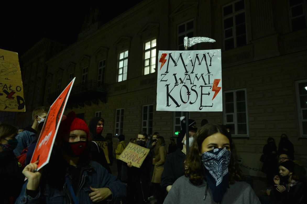 Transparenty na strajkach kobiet
