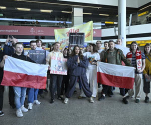 Alicja Szemplińska z fanami na lotnisku przed Eurowizją 2026