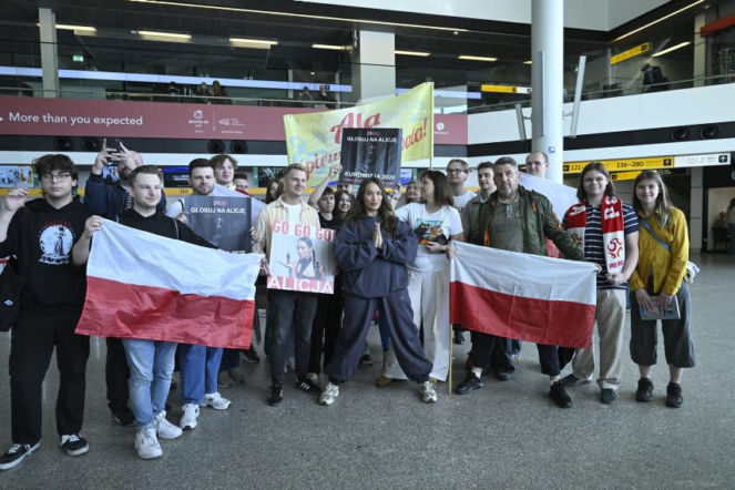 Alicja Szemplińska z fanami na lotnisku przed Eurowizją 2026