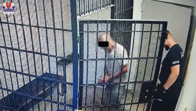 Z maczetą, nożem i siekierą na policjantów. 75-latek z Zamościa groził żonie śmiercią