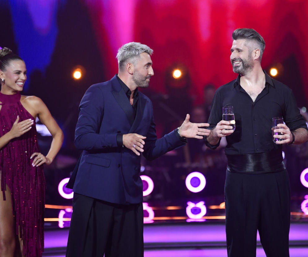 Rafał Maserak rozmawia z uśmiechniętym Piotrem Gumulcem na parkiecie. O ich relacji w show przeczytasz w Eska.