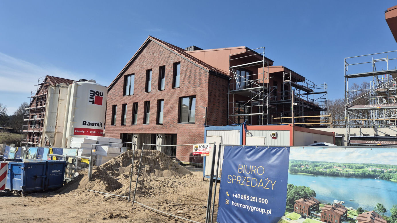Nad jeziorem Ukiel w Olsztynie powstają luksusowe apartamenty. Na jakim etapie są prace?