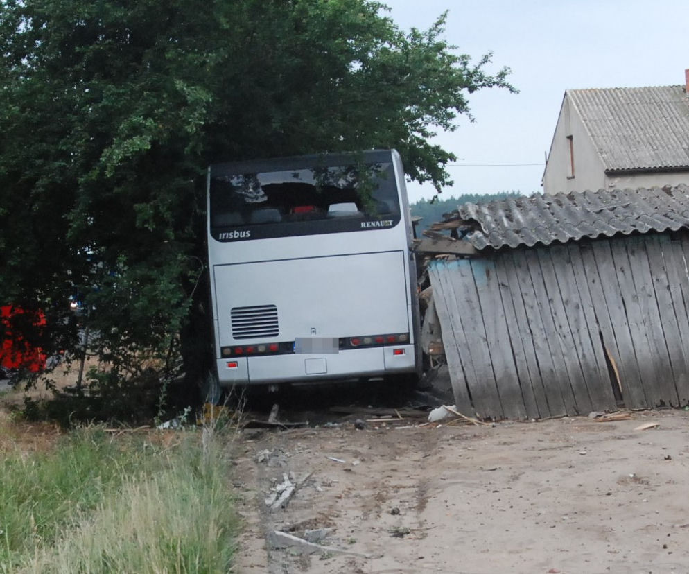 Parzniewice. Wypadek autobusu okazał się tragiczny. Zginął kierowca, ranni pasażerowie. Co tam się stało?