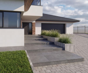 Koniec z bogatymi zdobieniami przed domem. Liczy się umiar i elegancja