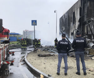 Samolot wleciał w budynek na przedmieściach Mediolanu