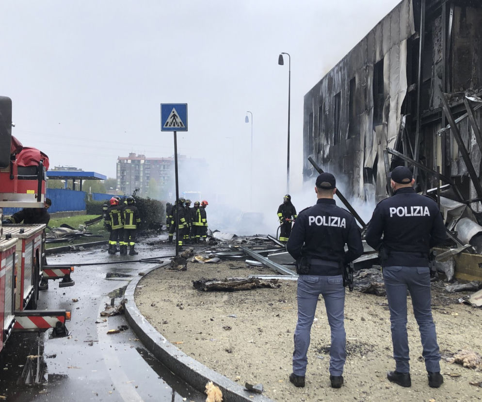 Samolot wleciał w budynek na przedmieściach Mediolanu