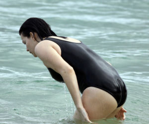 Liv Tyler w kostiumie kąpielowym