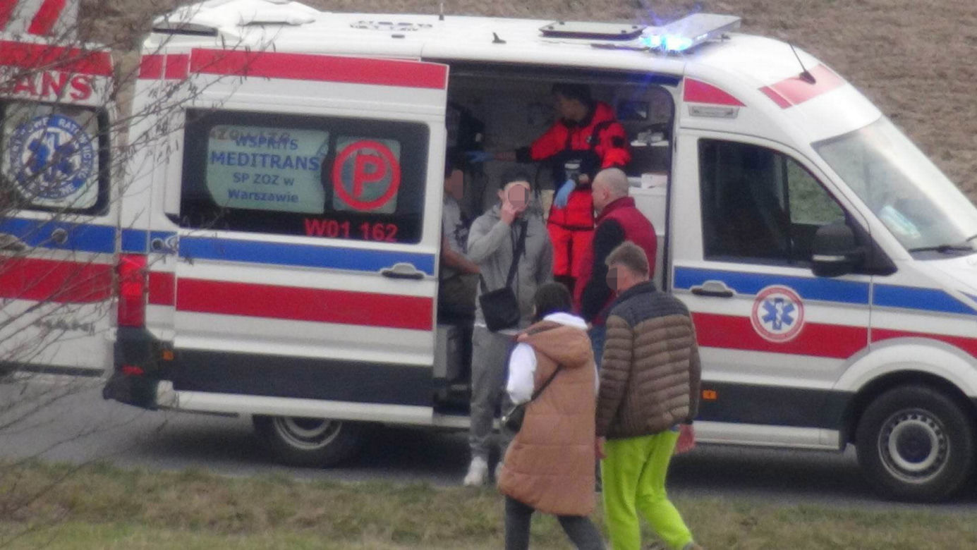 Koszmarny wypadek pod Brwinowem. Z koziołkującej hondy wypadli pasażerowie i kierowca. Jedna osoba zginęła na miejscu
