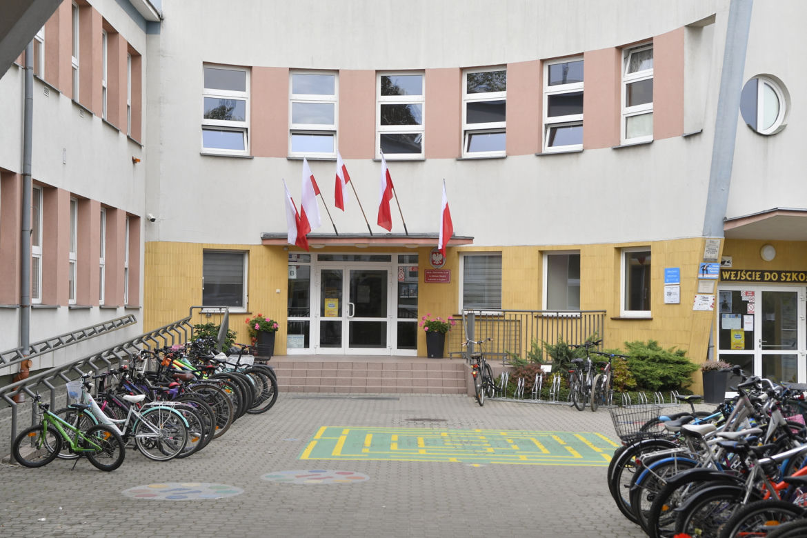 Rodzice puszczają dzieci na ulicę, bo… proboszcz wprowadził abonament za parking. "Gdzie teraz mamy parkować?"