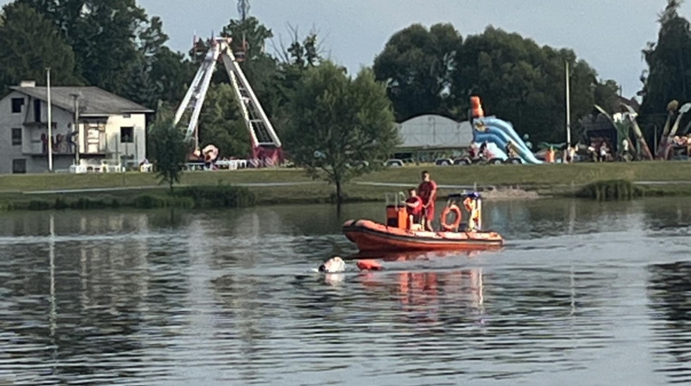 Damian Błaszczyk przez 44 godziny przepłynął 100 km pod zalewie Bojary pod Biłgorajem, kwestując w ten sposób dla 12-letniego ciężko chorego Adasia