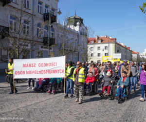 Marsz Godności Osób Niepełnosprawnych w Białymstoku. Ponad tysiąc osób przeszło ulicami miasta