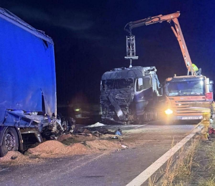 Dramat na DK78! Dwie ciężarówki zmiażdżyły osobówkę. Są ofiary śmiertelne. Kawałek dalej samochodowy karambol