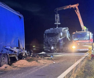 Dramat na DK78! Dwie ciężarówki zmiażdżyły osobówkę. Są ofiary śmiertelne. Kawałek dalej samochodowy karambol