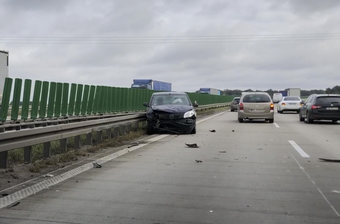 Wypadek A4 dacia wjechała w bariery
