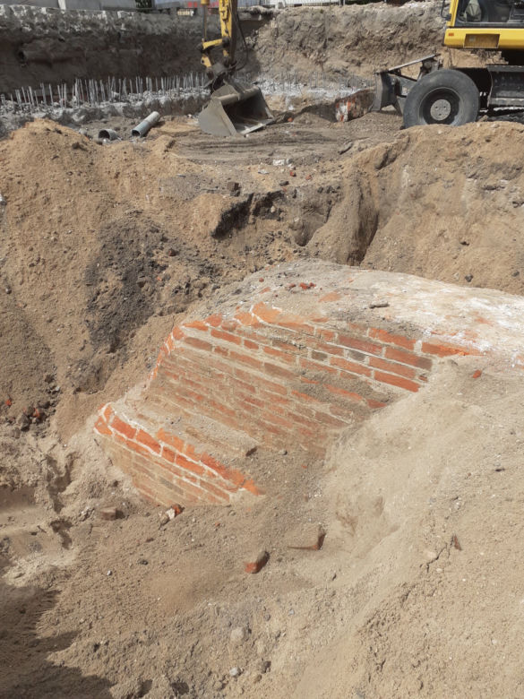 Sensacyjne odkrycie archeologiczne w centrum Torunia! Fragment średniowiecznego muru zewnętrznego fosy nowomiejskiej