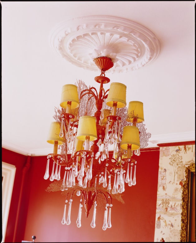 Lampa na czerwonym suficie