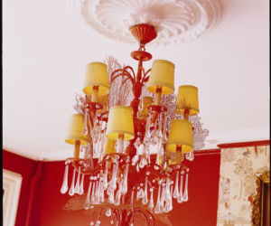 Lampa na czerwonym suficie