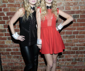 Piękne bliźniaczki zaśpiewały 100 lat Kaczyńskiemu. Później rozebrały się dla panów