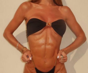 Partnerka Arkadiusza Milika błyszczy w bikini. Influencerka nie wstydzi się swojej boskiej figury