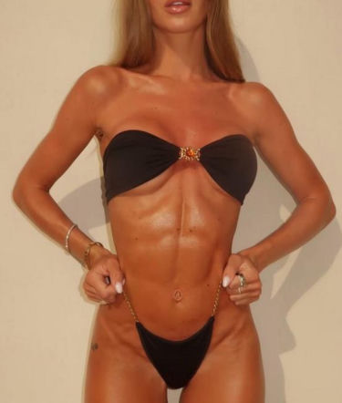Partnerka Arkadiusza Milika błyszczy w bikini. Influencerka nie wstydzi się swojej boskiej figury