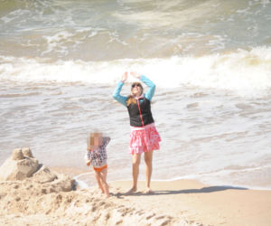 Anna Guzik z rodziną na plaży