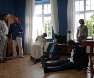 Pierwsza miłość. Kaśka (Misiek Koterski), Dalemir (Kamil Gałuszka), Kordian Wendel (Adam Krawczuk), Wiola (Diana Kozłowska), Ludwik (Włodzimierz Adamski)