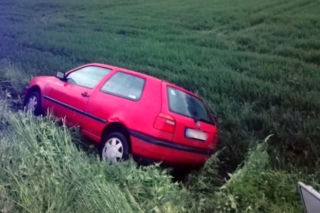 Przyjechał z Dzierżoniowa kradzionym volkswagenem. Auto rozbił więc... schował się przed policją [ZDJĘCIE]