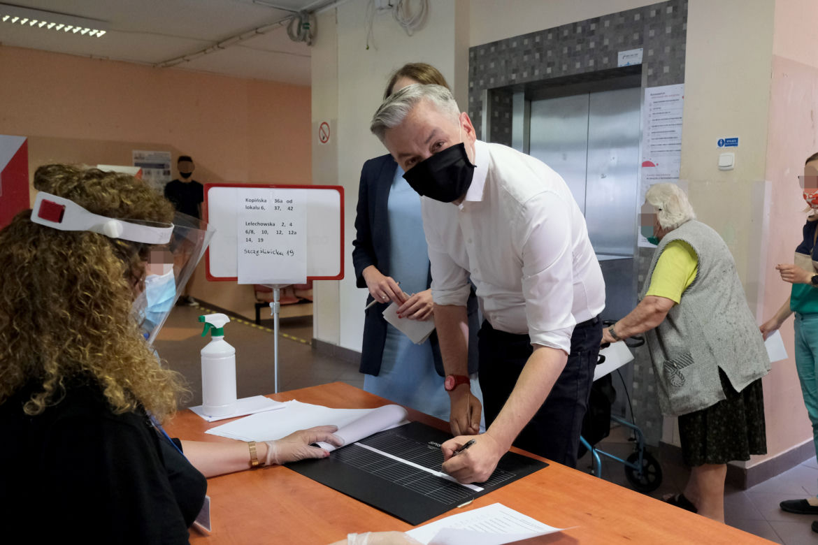 Wybory 2020 Robert Biedroń ze swoim partnerem Krzysztofem Śmiszkiem oddali głosy