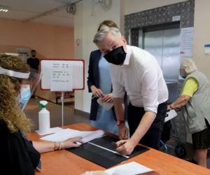Wybory 2020 Robert Biedroń ze swoim partnerem Krzysztofem Śmiszkiem oddali głosy