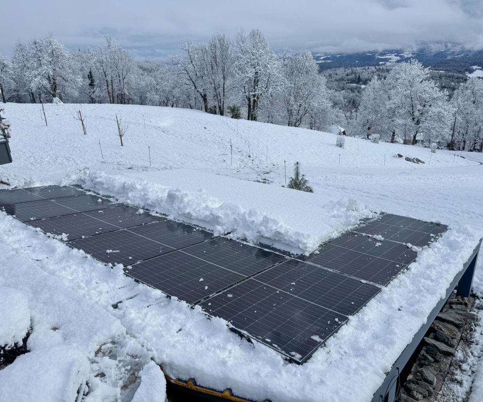 Odśnieżanie i mycie paneli fotowoltaicznych – jak dbać o instalację