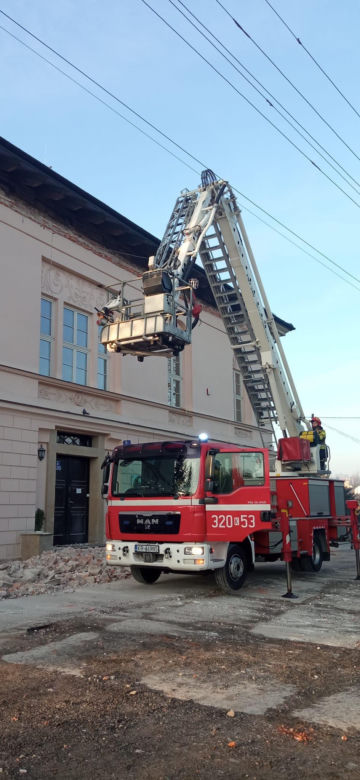 O krok od nieszczęścia w gminie Skawina. Gzyms odpadł od ścian zabytkowego dworu 