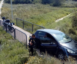 Typowe przykłady nieprawidłowego parkowania to łamanie zakazów wynikających ze znaków drogowych, ale także zastawianie chodników i skrzyżowań oraz niszczenie zieleńców.