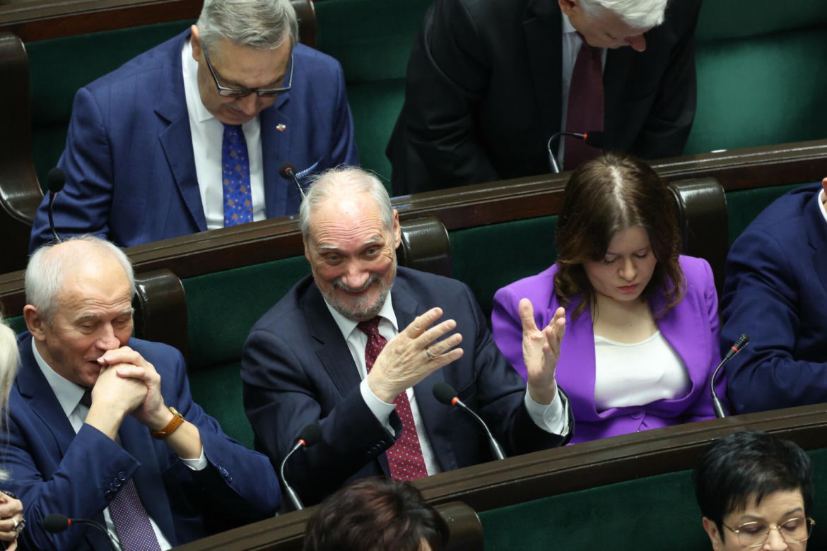Sikroski bez hamulców do Macierewicza: Antek świrze! 