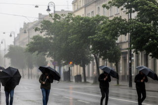 Wichura nadciąga? W Olsztynie będzie wiało i mocno padało!