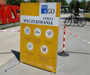 Drive-thru w Lesznie. Na darmowe badania zapisało się ponad 500 osób
