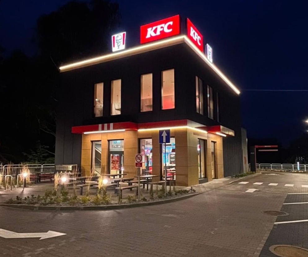 Oświetlona restauracja KFC w nocy z parkingiem. O promocji na zestaw Zinger za 20 zł przeczytasz na SE.