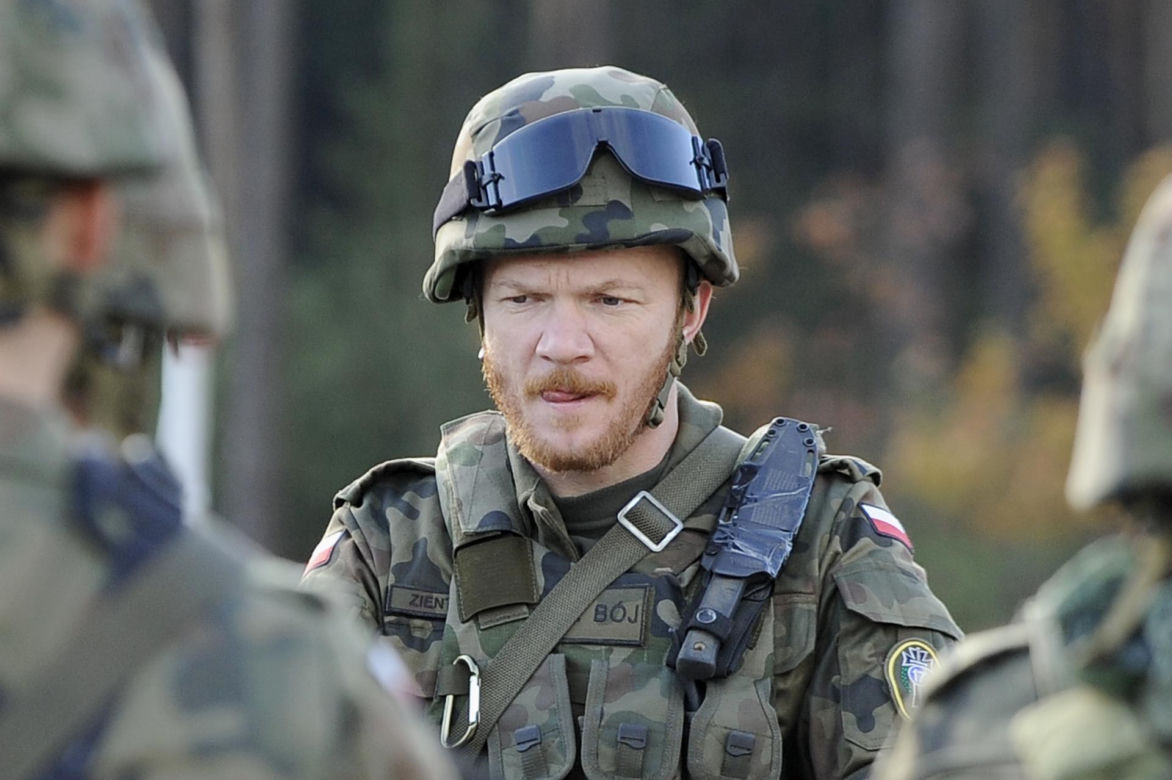 Tak zaczynał Eryk Lubos. Od dresiarza w Kiepskich do jednego z największych twardzieli polskiego kina