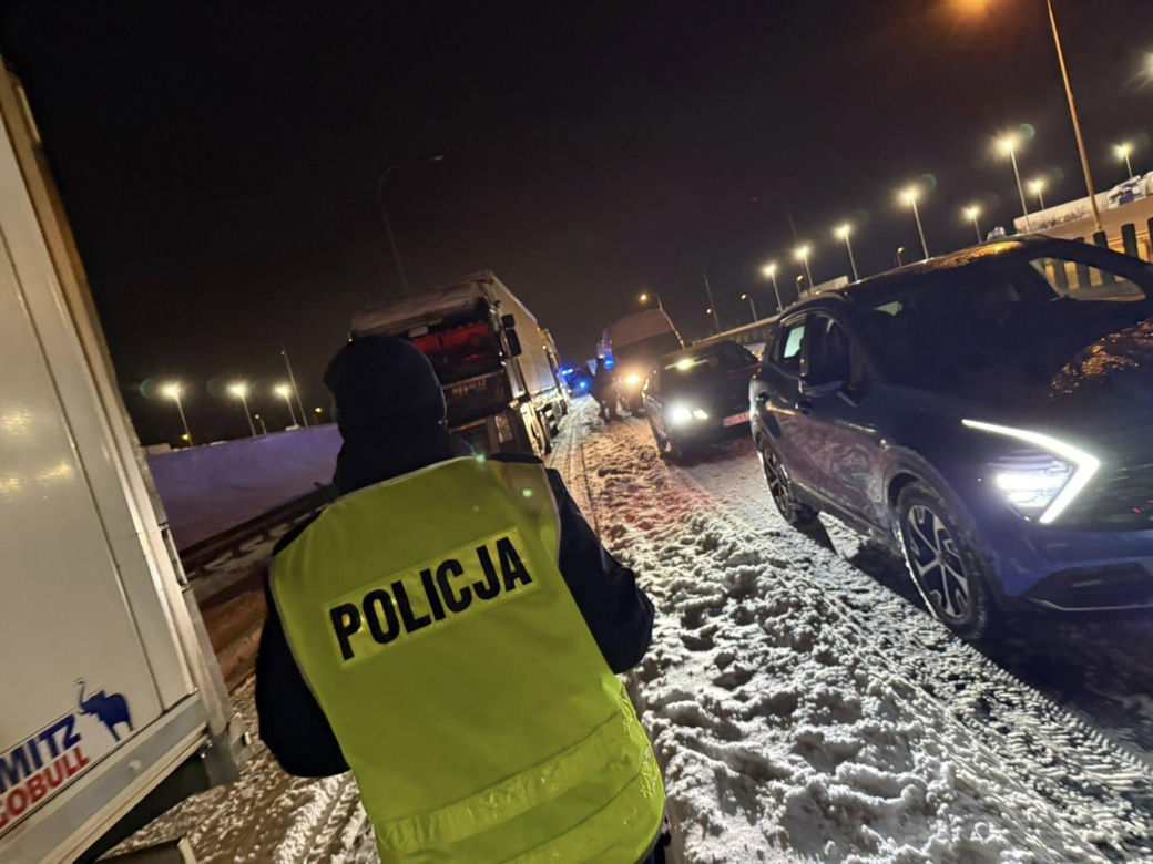 Polska sparaliżowana przez śnieg! Zamknięte drogi wojewódzkie, utrudnienia na S7 i kolei