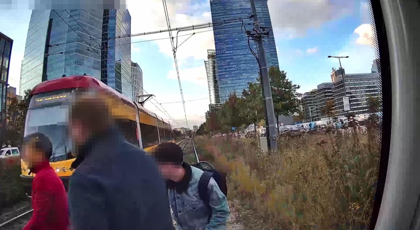 Wstrząsające nagranie z tramwaju. Rowerzysta przejechał na czerwonym świetle przez pasy