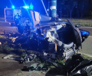 Samochód wbił się w przydrożny słup. Nie żyją dwie osoby, auto rozpadło się na pół