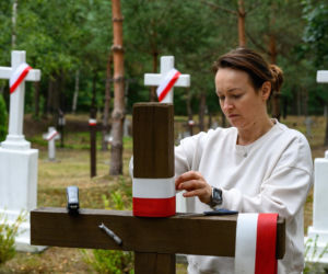 Pogrzeb ofiar zbrodni wołyńskiej w Ostrówkach
