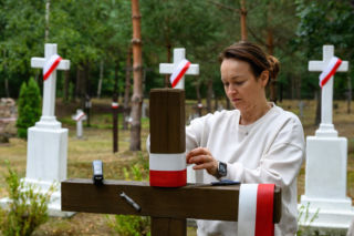 Pogrzeb ofiar zbrodni wołyńskiej w Ostrówkach