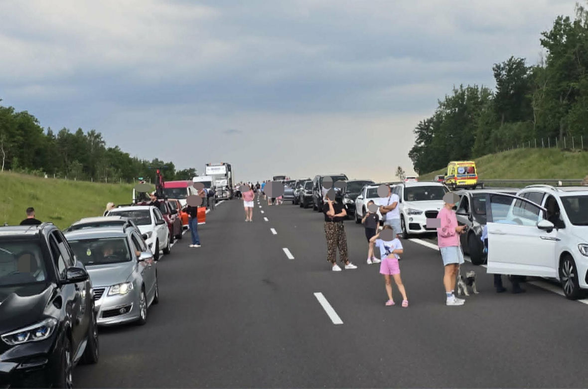 Zderzenie trzech aut na S7 pod Rychnowem. Na miejsce wezwano śmigłowiec LPR