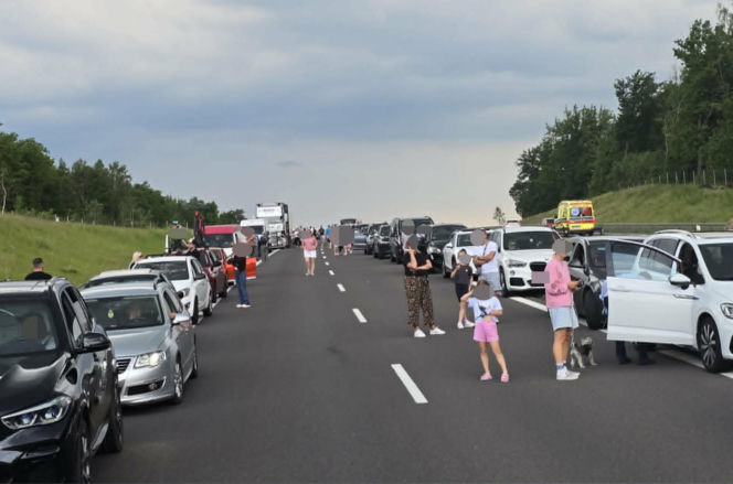 Zderzenie trzech aut na S7 pod Rychnowem. Na miejsce wezwano śmigłowiec LPR